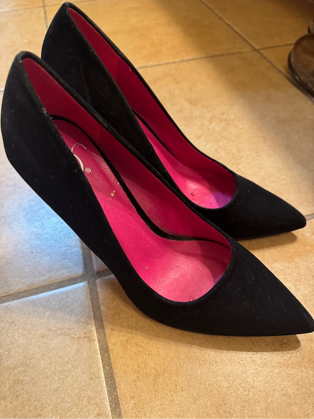 Classic Black Pointed Toe Pumps with Hot Pink Insole